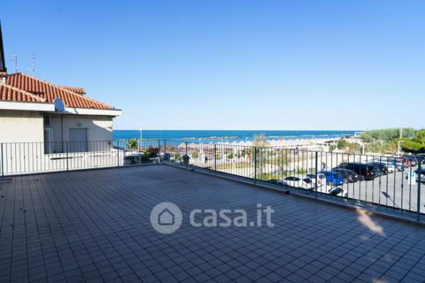 Casa indipendente in residenziale in Viale Nettuno 285