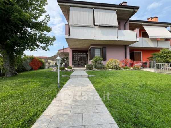 Casa bi/trifamiliare in residenziale in Via Petrarca 38