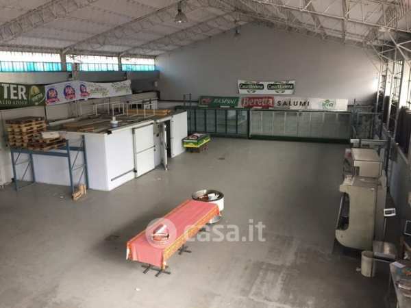 Capannone in commerciale in Via Andrea Sansovino 225