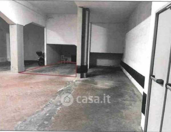 Box/posto auto in residenziale in Via Vittorio Alfieri 8