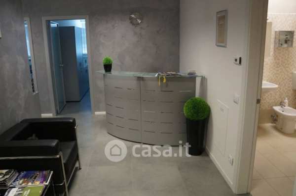 Ufficio in commerciale in 