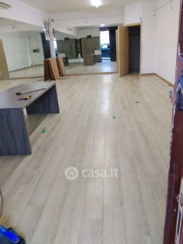 Ufficio in commerciale in Via Pisciarelli