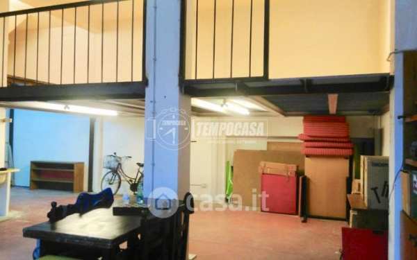 Capannone in commerciale in 