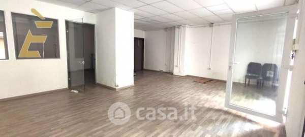 Capannone in commerciale in Via Licinio Murena 39