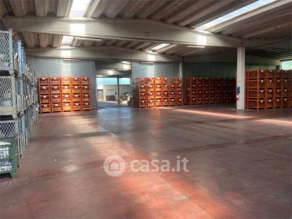 Capannone in commerciale in 
