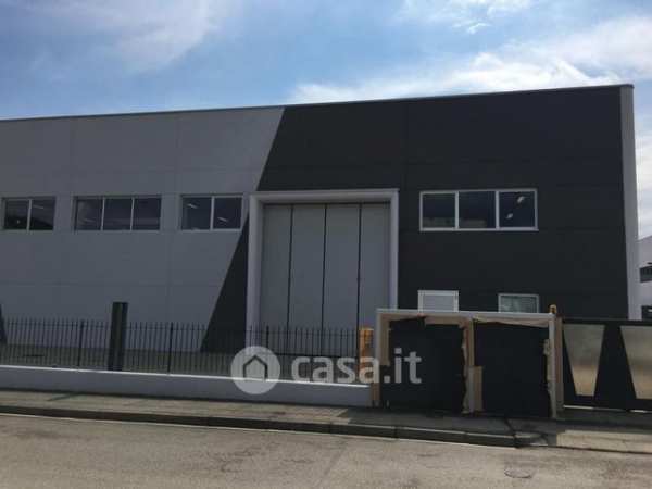 Capannone in commerciale in Via Luparense