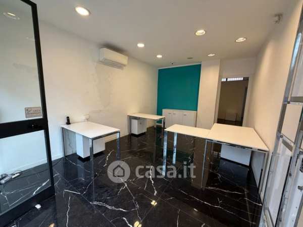 Negozio/locale commerciale in commerciale in Via Alfonso Capecelatro 23