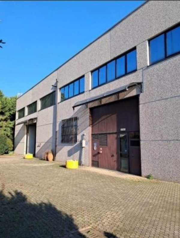 Capannone in commerciale in Viale Lombardia