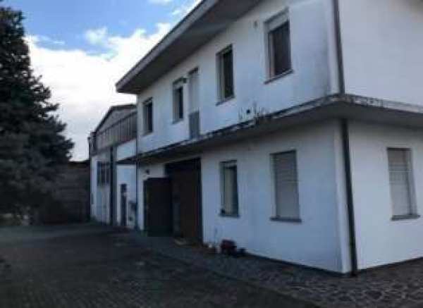 Capannone in commerciale in Via Monte Grappa