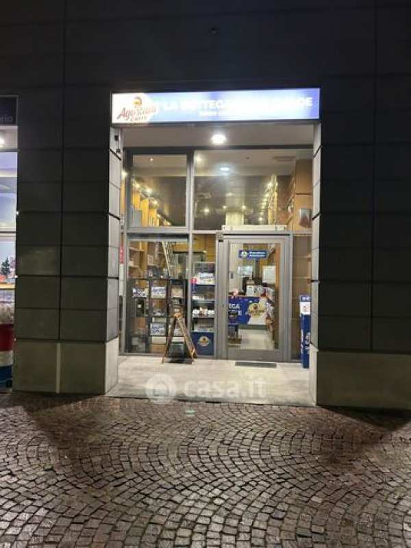 Attivitã /licenza (con o senza mura) in commerciale in Corso Lione 85