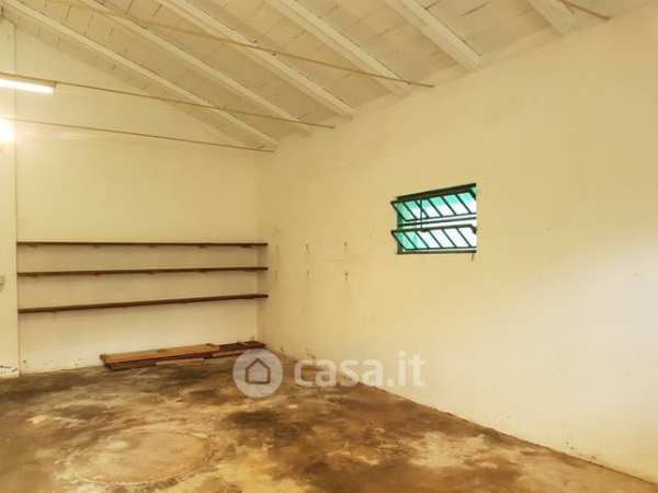 Capannone in commerciale in 