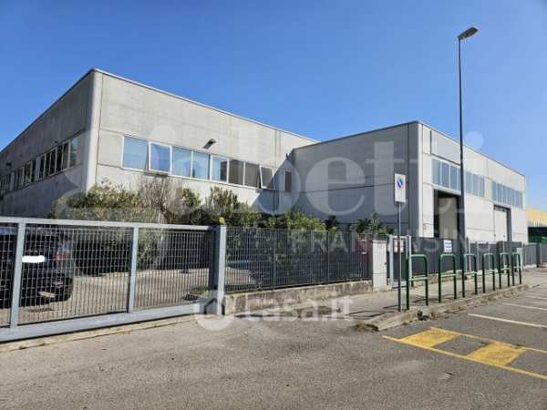 Capannone in commerciale in 