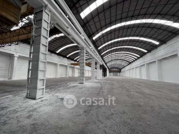 Capannone in commerciale in Piazza Fascia D'Oro