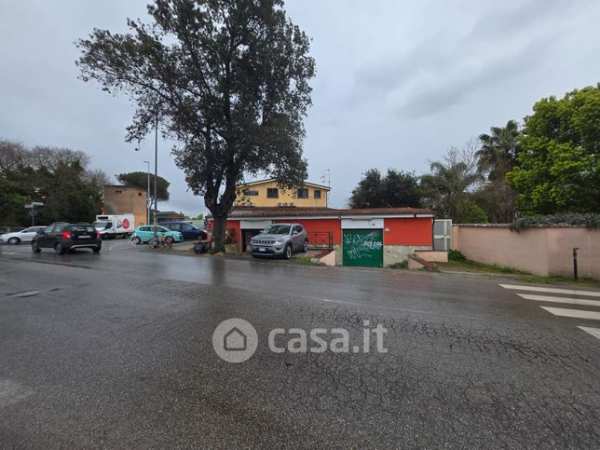 Negozio/locale commerciale in commerciale in Viale di Castel Porziano