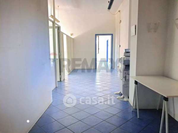 Ufficio in commerciale in 