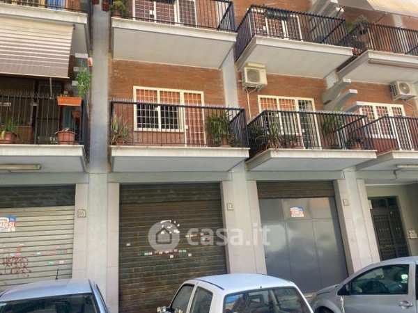 Negozio/locale commerciale in commerciale in Via Alberto Calza Bini