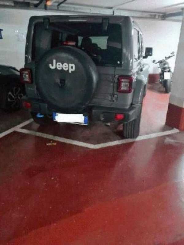 Box/posto auto in residenziale in Centro Direzionale Isola E7
