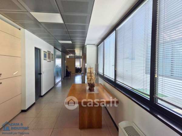 Ufficio in commerciale in Via Luigi Cadorna
