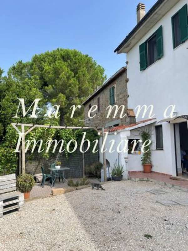 Casa bi/trifamiliare in residenziale in Via Scansanese 7