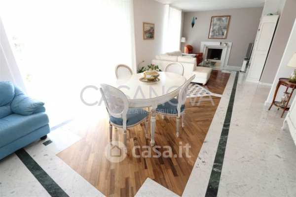 Casa bi/trifamiliare in residenziale in 