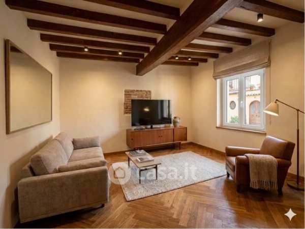 Casa bi/trifamiliare in residenziale in 