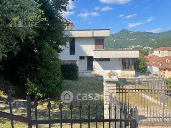 Casa indipendente in residenziale in Via Castello