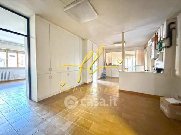 Ufficio in commerciale in Viale Italia