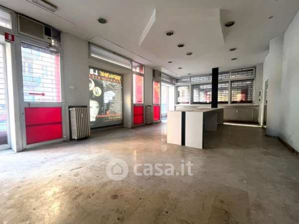 Negozio/locale commerciale in commerciale in Via XXI Aprile 1945