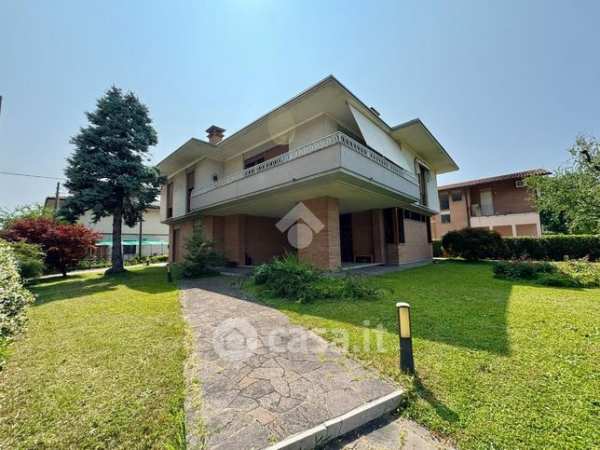 Villa in residenziale in Via Divisione Pusteria 7