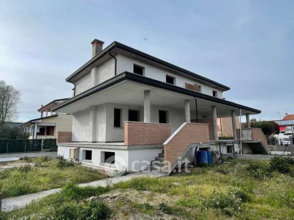 Casa bi/trifamiliare in residenziale in 