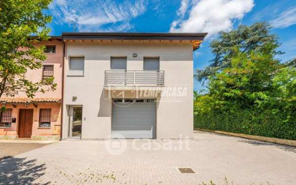 Casa indipendente in residenziale in Via Canale 9