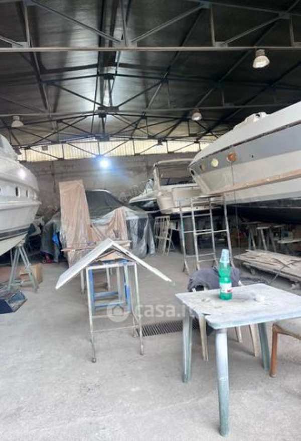 Capannone in commerciale in 