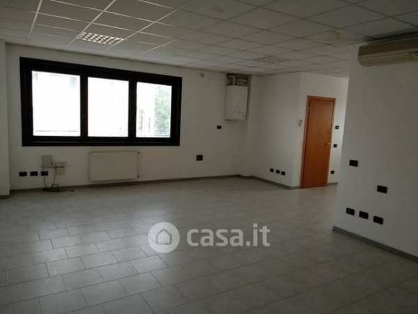 Ufficio in commerciale in 