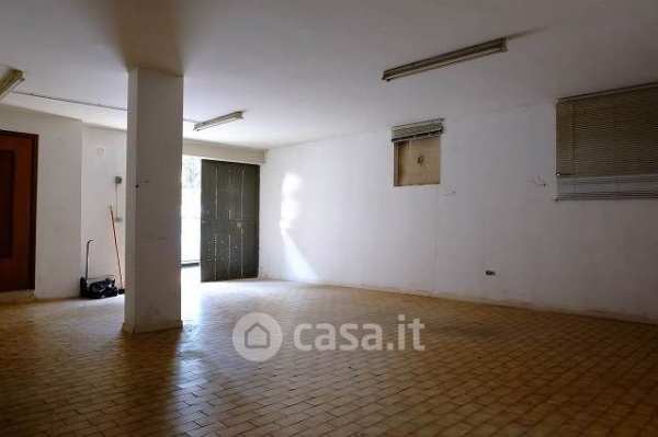 Capannone in commerciale in Via Baganza
