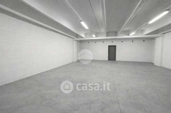 Capannone in commerciale in Via Nelson Mandela
