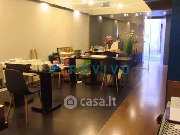 Negozio/locale commerciale in commerciale in Via dei Conti