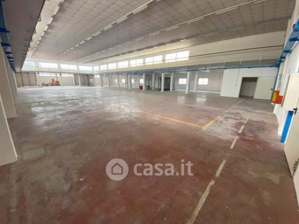Capannone in commerciale in Via del Maggiolino
