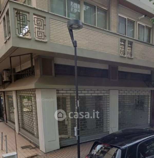 Negozio/locale commerciale in commerciale in Via L'Aquila 19