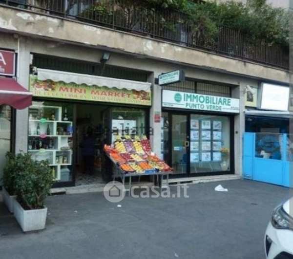 Negozio/locale commerciale in commerciale in Viale Giovanni Suzzani 12