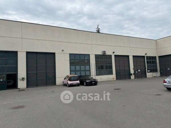Capannone in commerciale in Via dell'Industria