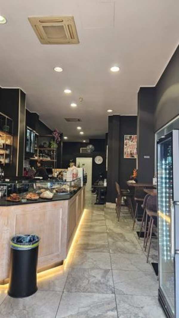 Attivitã /licenza (con o senza mura) in commerciale in Via Andrea Costa 1