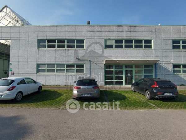 Capannone in commerciale in Via Pertini