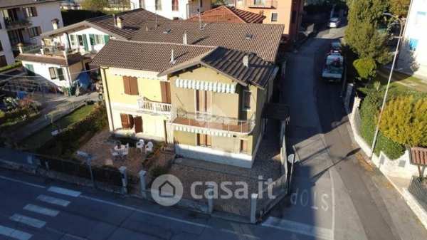 Casa bi/trifamiliare in residenziale in Via Lodrine 1