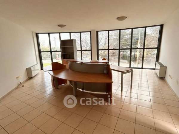 Ufficio in commerciale in 