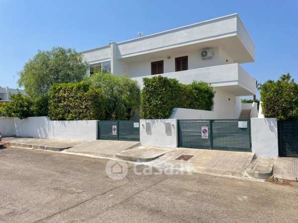 Casa bi/trifamiliare in residenziale in Via Corfu' 301