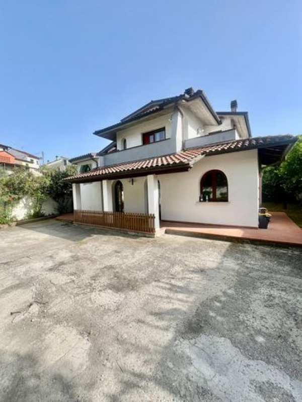Villa in residenziale in Via Arrigo Boito