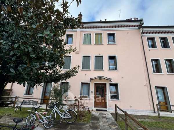 Ufficio in commerciale in Via Pepe 142