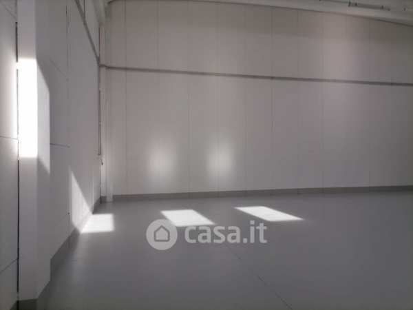 Capannone in commerciale in Via G. la Pira
