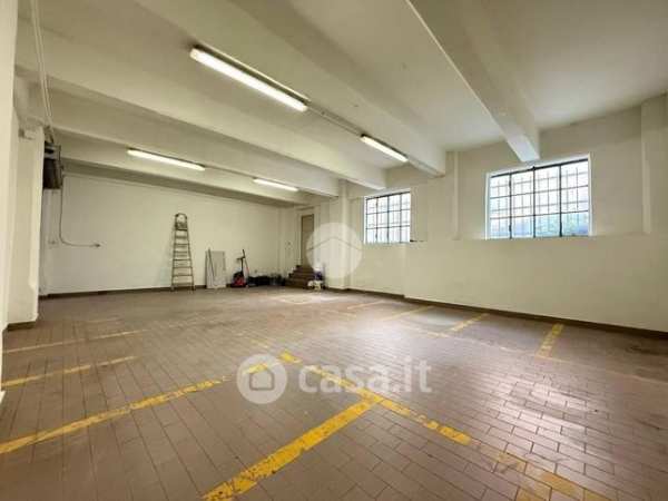 Box/posto auto in residenziale in Via Donghi 1