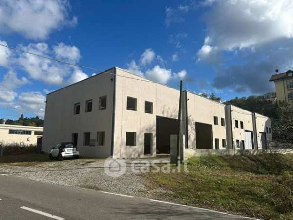 Capannone in commerciale in 